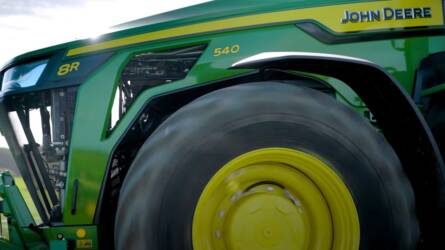 634 lóerő, 17 tonna, 60 km/h csúcssebesség: itt az új John Deere 8R traktor