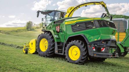 Új F8 és F9 önjáró szecskázógépek a John Deere kínálatában