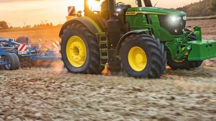 Kémfotón az új John Deere traktor, hatalmas szerencsének köszönhető a leleplezés