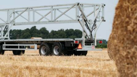 Bálaszállító újdonság érkezett a Farmtechtől a szárnyaló magyar pótkocsipiacra