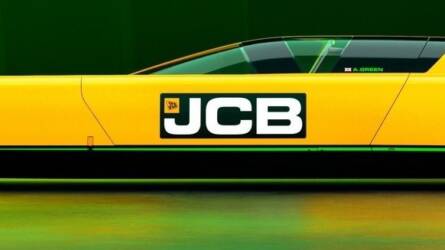 1600 LE-s motort szereltek a JCB járművébe, külön hajtást kapott az első és a hátsó tengely