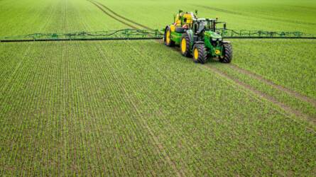 Megújult traktorsorozattal támadja a piacot a John Deere