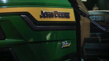 Új traktorokkal robbantott a John Deere, 305 lóerős mindenes a legfrissebb sztár