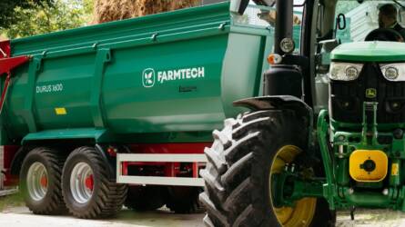 Nem dísznek vette, mindennap használja a Farmtech teknős pótkocsijait két gazda – kivételes tapasztalatokat szereztek velük