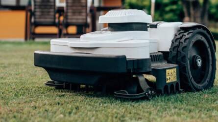 Csúcstechnológiás robotfűnyírók verhetetlen áron – akár 10 hektáron is megbízhatóan dolgoznak